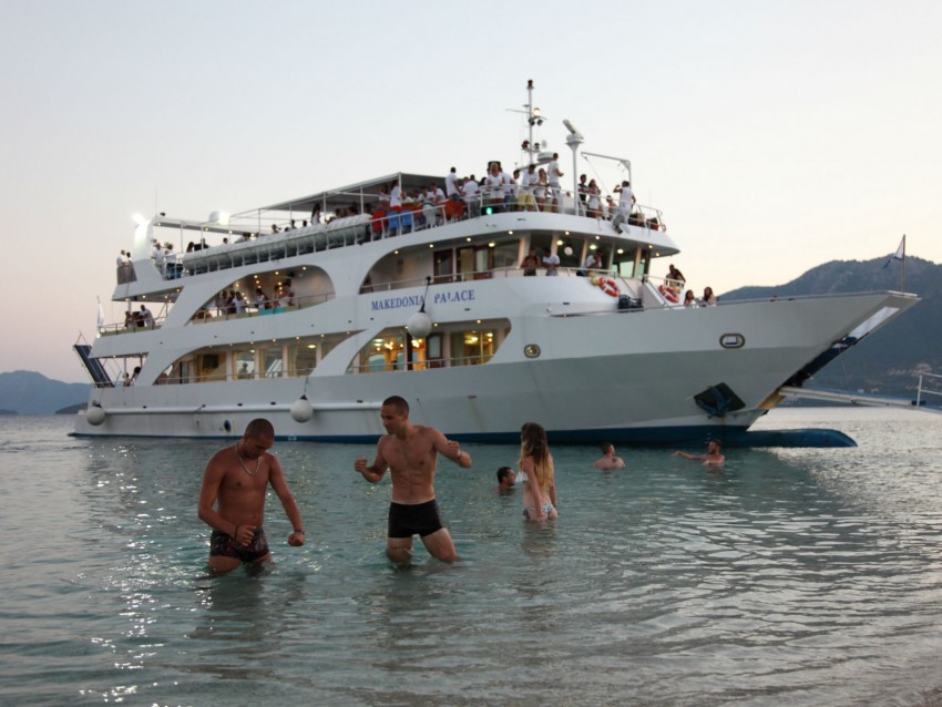 Lefkada Cruises Lefkas Cruises Κρουαζιέρες Λευκάδα Makedonia Palace White Party swim boys